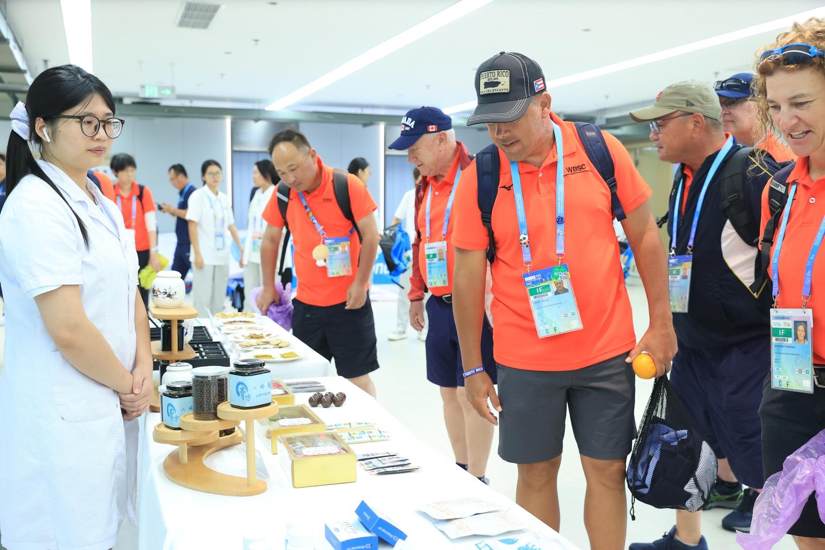 是在新都兴, 殊的服务队