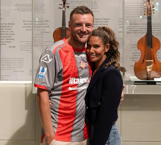 瓦尔迪妻子, 决定全家一